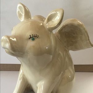 Pigs fly figurine